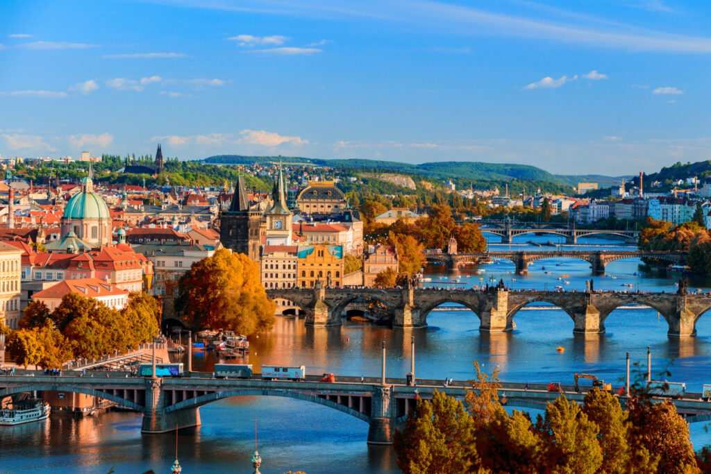 La foto muestra la imagen del Puente de Carlos sobre el río Vltava en la República Checa. Este es uno de los destinos de Europa que vale la pena visitar